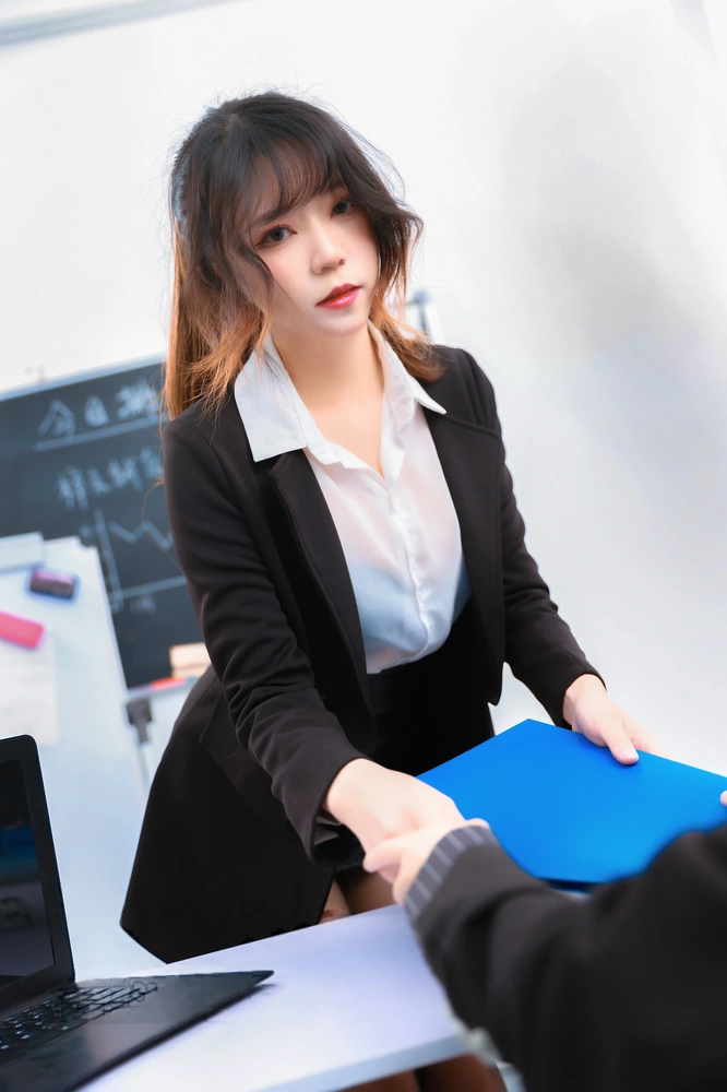 Leah梓未 – NO.005 私蜜助理 [55P-10V-1.98G]_002